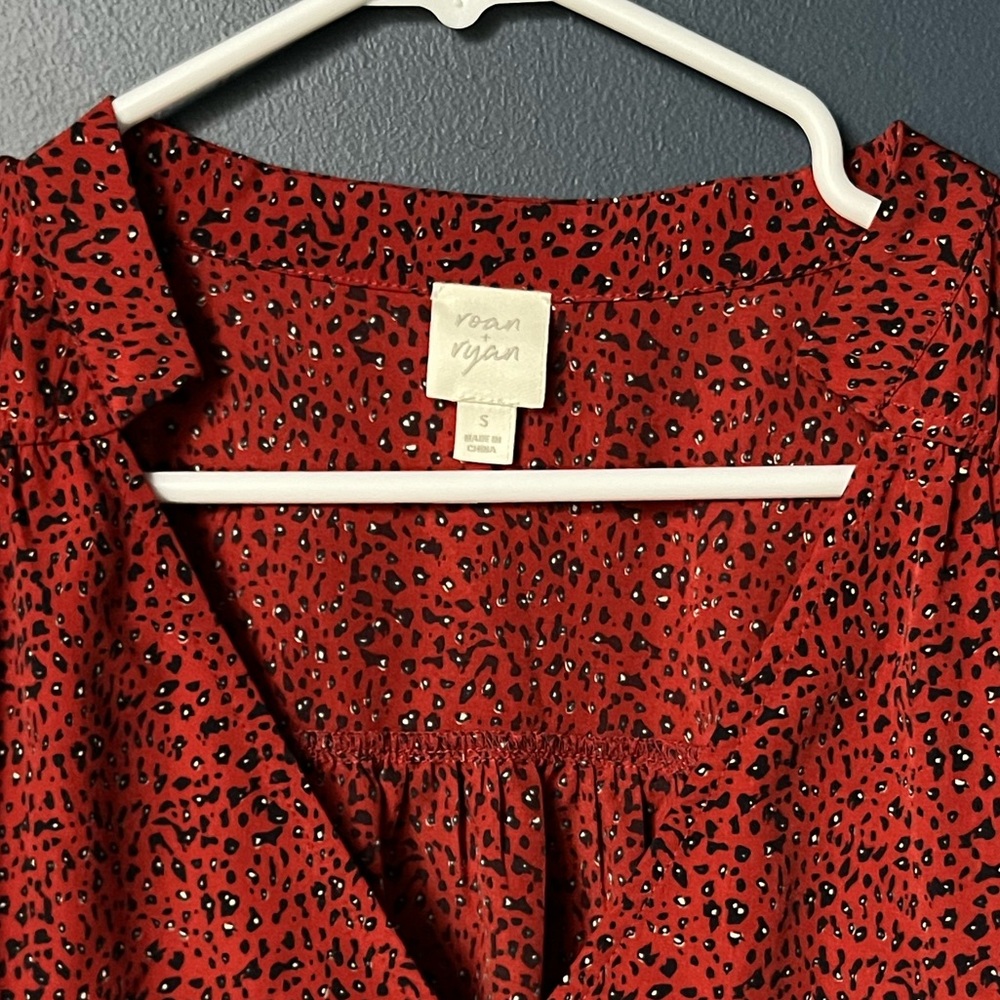 Roan and Ryan women’s Leopard print V-neck shirt blouse size small. 1090